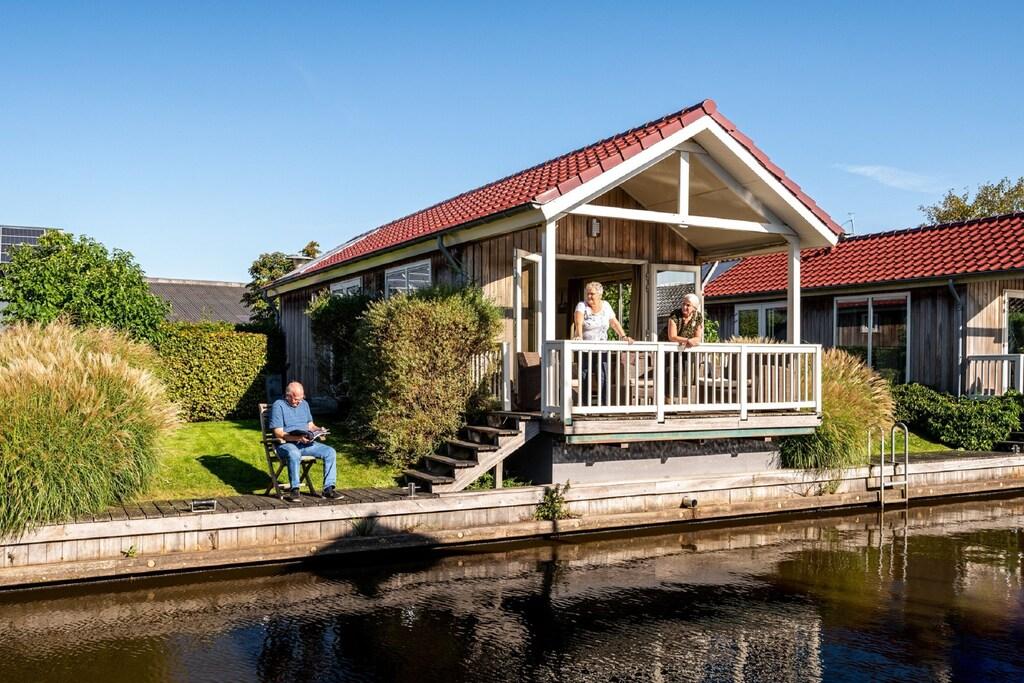 Buitenkant van de vakantiewoning in de zomer Tusken de Marren 1