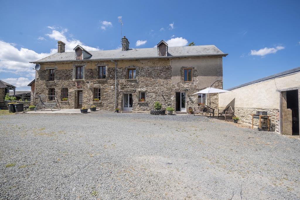 Buitenkant van de vakantiewoning in de zomer La Petite Houssaye